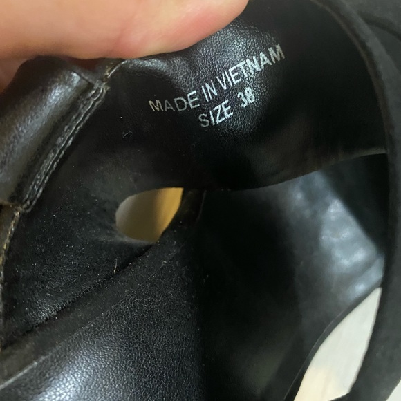 Black heels - Picture 3 of 4